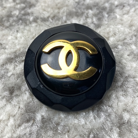 Chanel vintage Fall 1984 resin/metal clip on earring - Picture 3 of 12